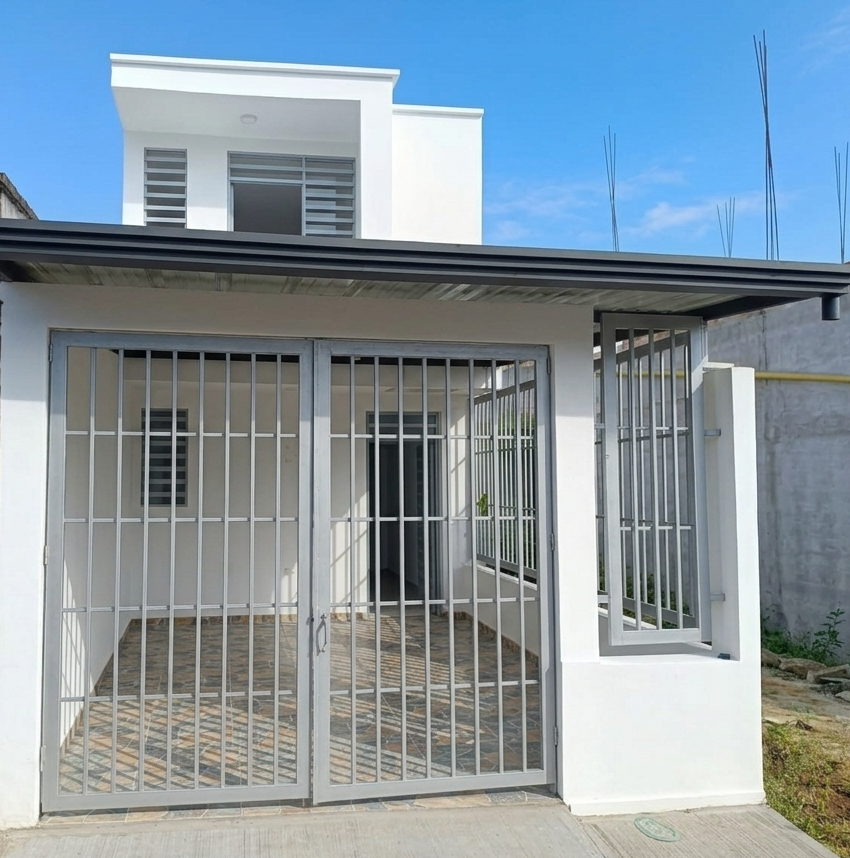 Fachada frontal totalmente enrejada de casa nueva de 2 pisos en venta en el barrio La Paz, Florencia.