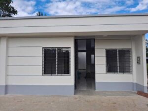 Fachada frontal de casa nueva en venta de 6x14 metros en la Urbanización Palo de Rosa, Florencia.
