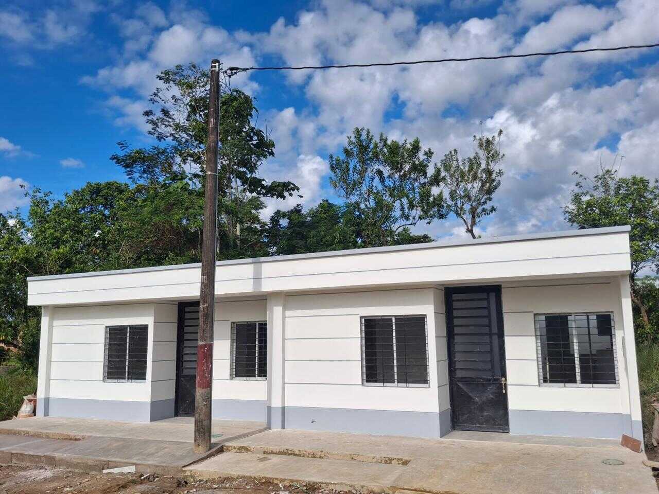 Fachada frontal de casa nueva en venta de 6x14 metros en la Urbanización Palo de Rosa, Florencia.