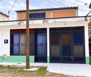 Fachada frontal de casa en venta de 6.5x13 metros en el sector Bella Vista, Florencia.
