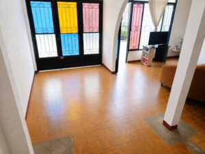 Garaje independiente casa en venta de 6.5x13 metros en el sector Bella Vista, Florencia.