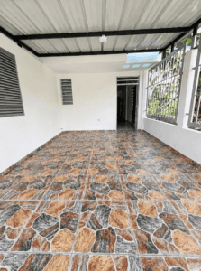 Garaje amplio y seguro en el primer piso de casa en venta en el barrio La Paz.