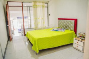 Habitación principal amplia con aire acondicionado, baño privado y acceso a balcón en El Cunduy.