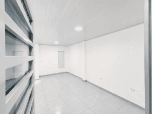 Habitación principal amplia en el segundo piso con balcón privado y baño completo en barrio La Paz.