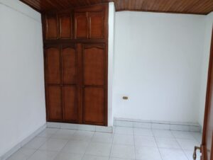 Habitaciones secundarias amplias con clóset en propiedad sobre vía principal en Buenos Aires.