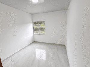 Alcoba principal espaciosa con baño privado en casa nueva en venta en Florencia.
