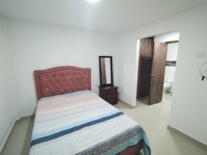 Habitación principal amplia con clóset y baño privado en casa en Conjunto CERRADO en Florencia.