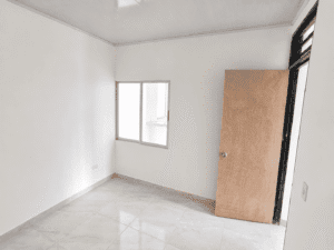 Baño privado completo dentro de la habitación principal en casa nueva en Palo de Rosa.