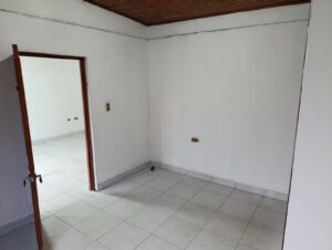 Habitaciones secundarias amplias con clóset en propiedad sobre vía principal en Buenos Aires.