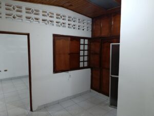 Habitaciones secundarias amplias con clóset en propiedad sobre vía principal en Buenos Aires.