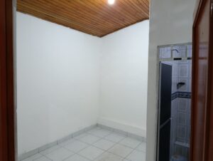 Habitaciones secundarias amplias con clóset en propiedad sobre vía principal en Buenos Aires.