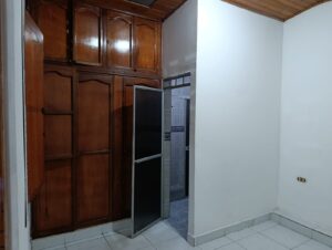 Habitaciones secundarias amplias con clóset en propiedad sobre vía principal en Buenos Aires.