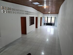Sala amplia y acogedora con espacio para comedor en casa en venta en el barrio Buenos Aires.
