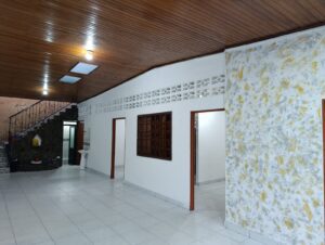 Sala amplia y acogedora con espacio para comedor en casa en venta en el barrio Buenos Aires.