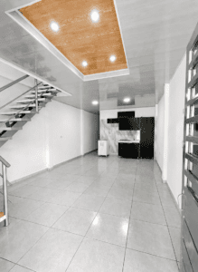 Sala y cocina acogedora con excelente iluminación y ventilación natural en casa en venta en La Paz.