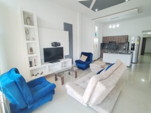 Espacios independientes de sala y comedor con acabados modernos en Villas de San Pablo, Florencia.