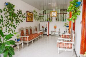 Espacio multifuncional de sala garaje en el primer nivel de casa en venta en El Cunduy.