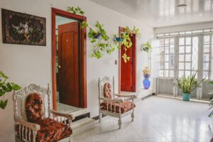 Espacio multifuncional de sala garaje en el primer nivel de casa en venta en El Cunduy.