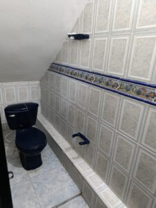 Baño privado completo de la alcoba principal en casa remodelada en Florencia.