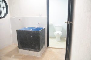 Patio amplio con baño adicional en propiedad comercial en venta en Florencia.