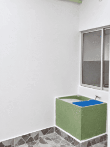 Zona de lavandería independiente y funcional en casa nueva en la Urbanización Palo de Rosa.
