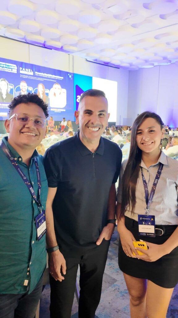 Equipo de Asesorando Inmobiliaria de Florencia Caquetá junto a Carlos Rentalo en FEDELONJAS 2026
