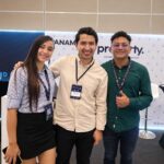Integrantes de Asesorando Inmobiliaria junto a un senador colombiano durante el Congreso FEDELONJAS 2026